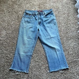 LIGHT WASH JEANS
